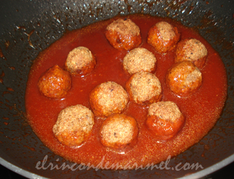 alb&oacute;ndigas veganas en salsa coreana