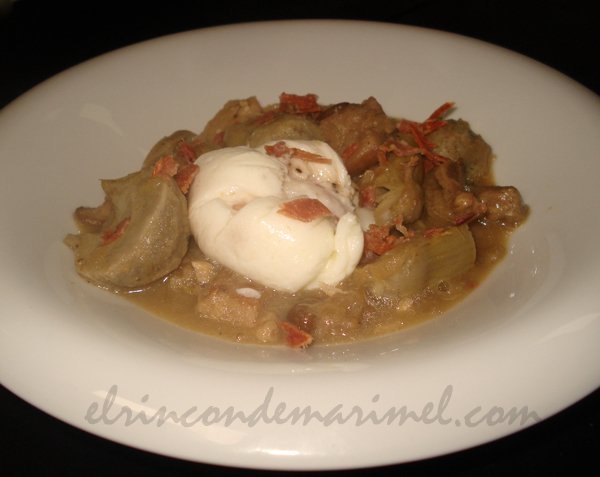 alcachofas con salsa de hongos y huevo poché