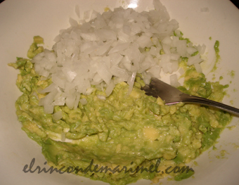 aguacate con cebolleta