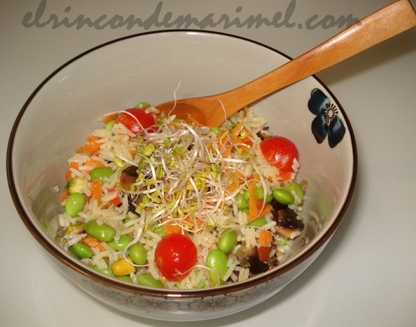 ensalada de arroz con edamame y setas shiitake