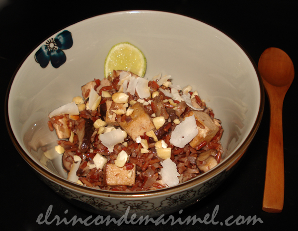 arroz rojo con coco y tofu marinado