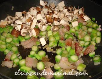 sofrito de esparragos y champiñones