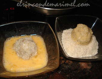 bolitas crujientes de berenjena rellenas de mozzarella