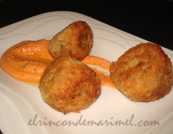 bolitas crujientes de berenjena rellenas de mozzarella