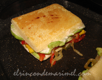 bikini de tofu marinado con pan exprés