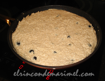 bizcocho de coco con arándanos en sartén