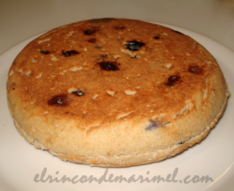 bizcocho de coco con arándanos en sartén