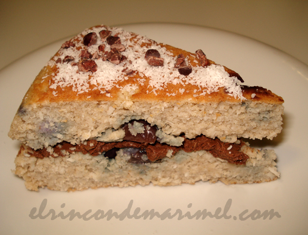 bizcocho de coco con arándanos en sartén relleno de crema de chocolate