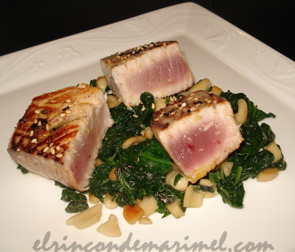 bonito marinado en salsa ponzu sobre espincas sateadas con cacahuetes
