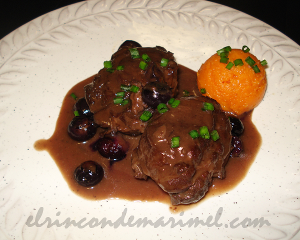 carrilleras de cerdo ibérico con salsa de arándanos