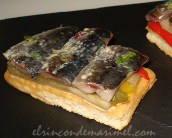 coca crujiente con escalivada de berenjena y sardinas