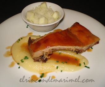 cochinillo asado con puré y granizado de patata