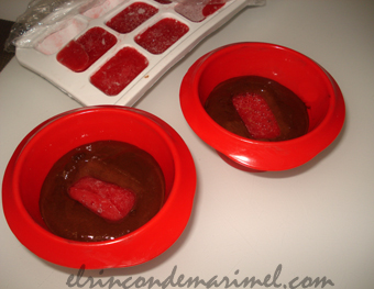 coulant de chocolate con interior de fresa