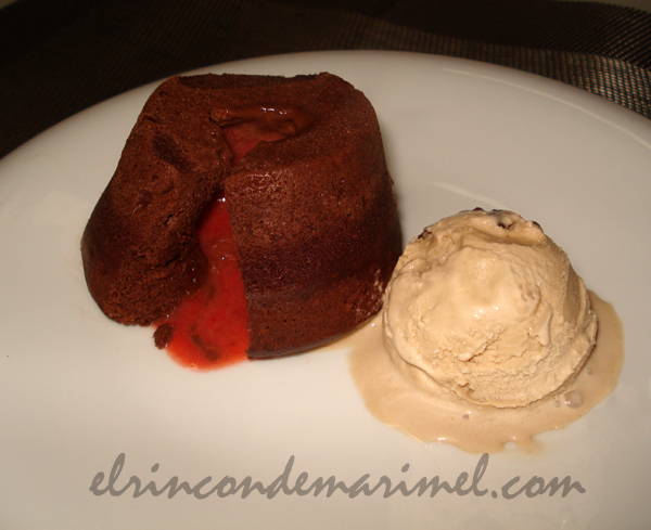 coulant de chocolate y fresas al microondas