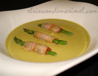 crema de espárrajos verdes con queso de oveja