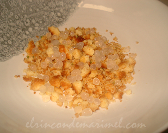 crujiente de galleta con perlas de lima
