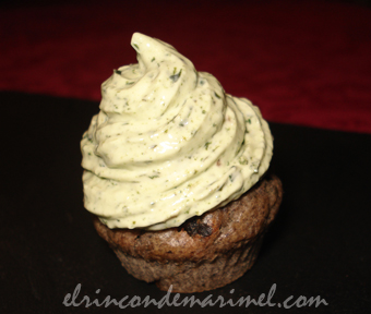 cupcakes de tomate, aceitunas, queso y albahaca