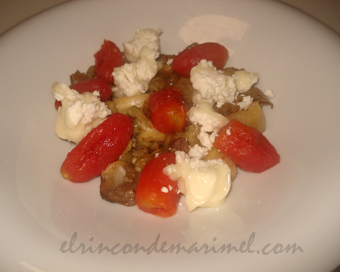 berebjena y tomates cherrys asados