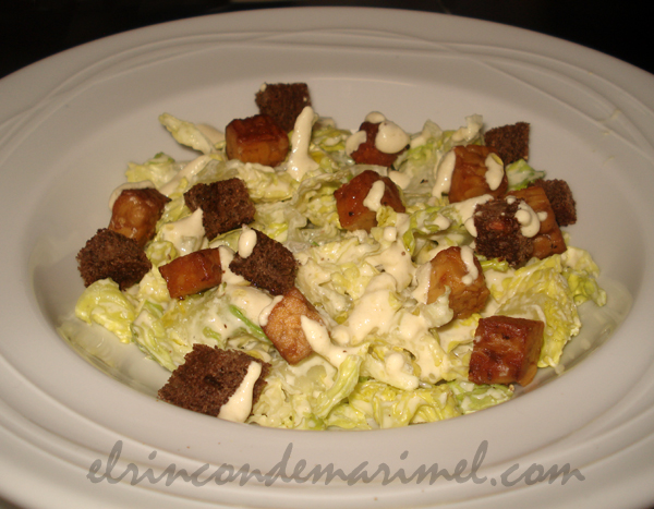 ensalada César vegana con tempeh