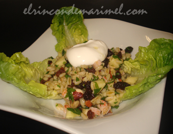 ensalada de trigo en hojas de cogollo