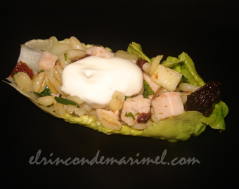 ensalada de trigo en hojas de cogollo