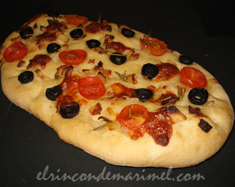 focaccia de tomate oregano y aceitunas