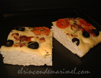 focaccia de tomate, cebolleta y aceitunas