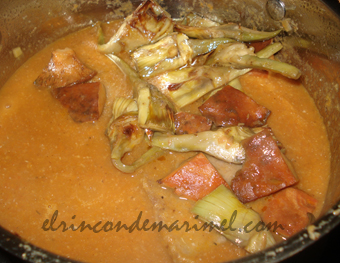 fricandó con níscalos y alcachofas