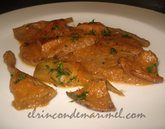 fricandó con níscalos y alcachofas