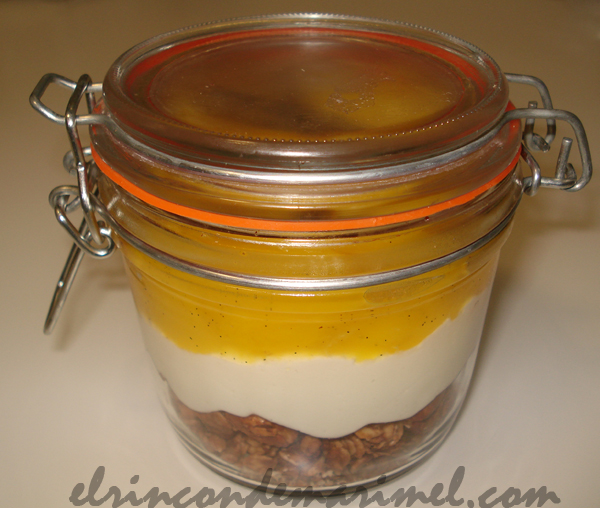 granola, queso batido y mango asado
