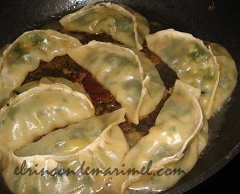 gyozas de langostinos con mango y espinacas