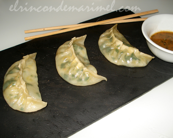 gyozas de langostinos con mango y espinacas
