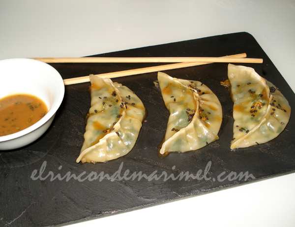 gyozas de langostinos con mango y espinacas