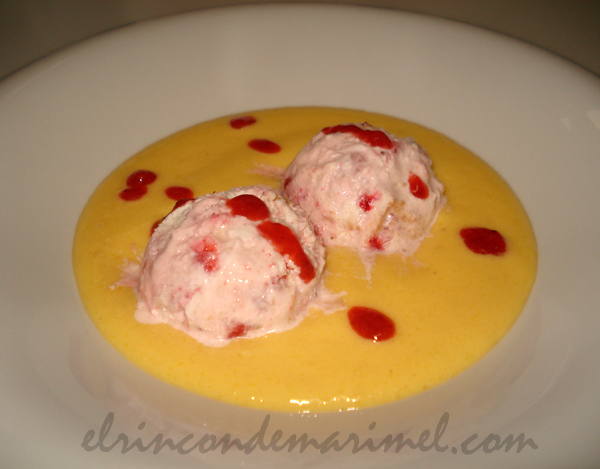 smoothie de mango con helado de cheesecake de fresas