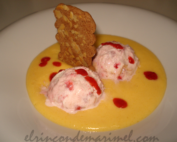 smoothie de mango con helado de cheesecake de fresas