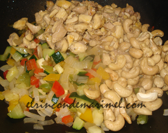 guiso de pollo con verduras y anacardos