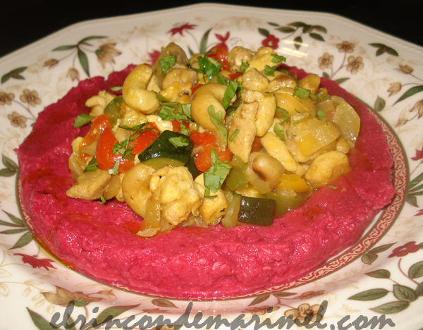 guiso moruno de pollo con verduras y anacardos sobre hummus de remolacha
