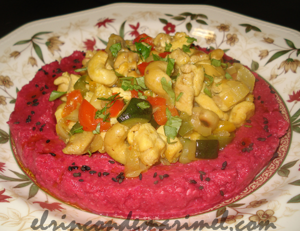 guiso moruno de pollo con verduras y anacardos sobre hummus de remolacha