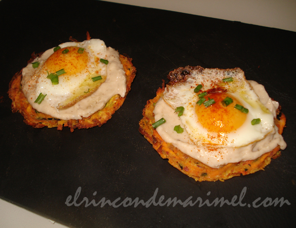 tortitas de verduras con humus de setas y huevito de codorniz