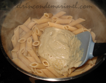 macarromes con salsa de berenjena asada