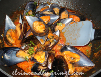 mejillones en salsa de curry rojo
