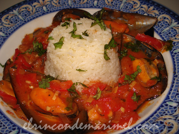 mejillones en salsa de curry rojo con aarroz basmati