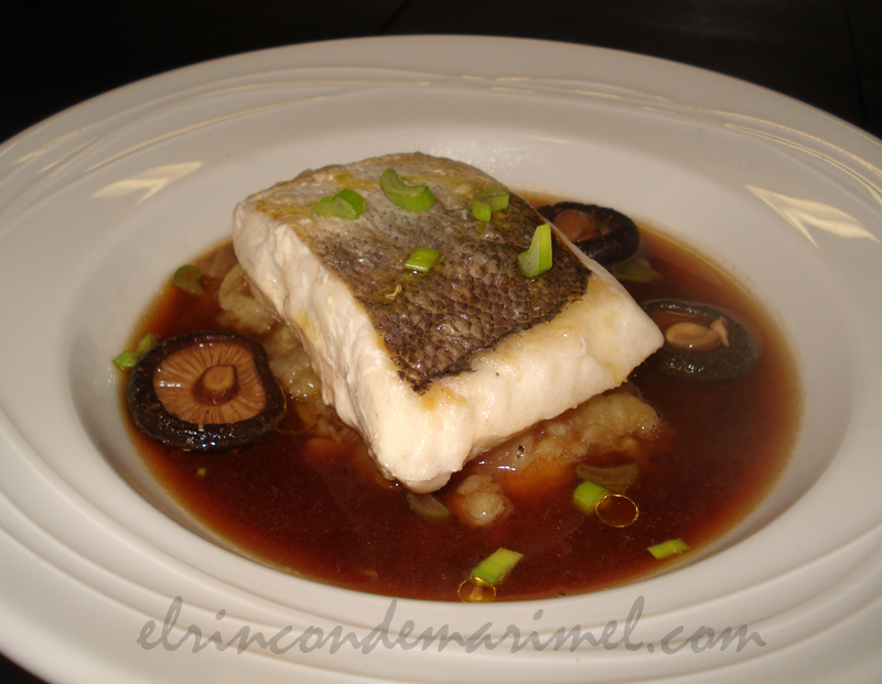 merluza con sopa de sésamo y miso