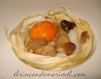 nido de espárragos de Navarra con bacalao, hongos y yema de huevo