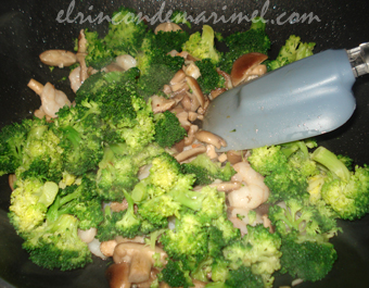 setas shiitake con gambas y br&oacute;coli