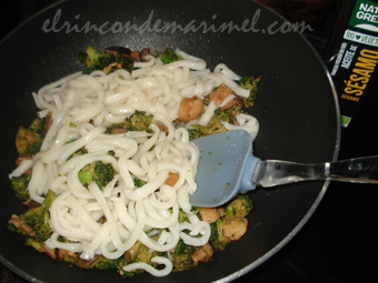 noodles salteados con shiitake, br&oacute;coli y gambas