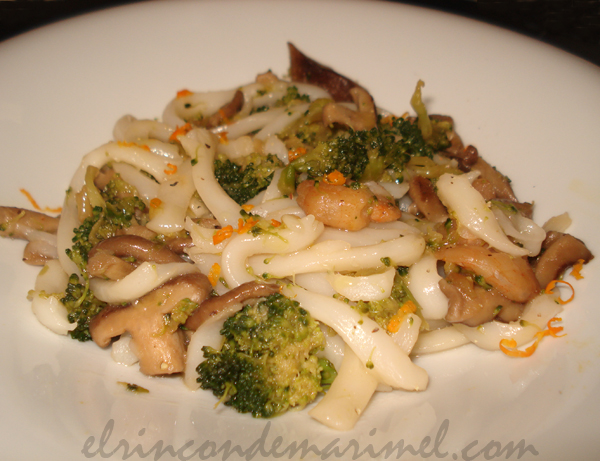 noodles salteados con shiitake, br&oacute;coli y gambas
