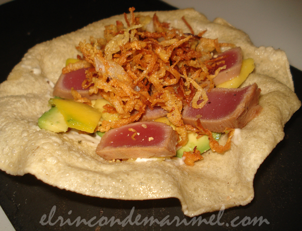 pappadums con tataki de atún y cebolla frita