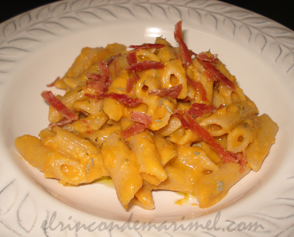 macarrones con salsa de calabza asada y gorgonzola