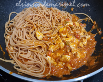 pasta de lentejas con pollo al curry rojo